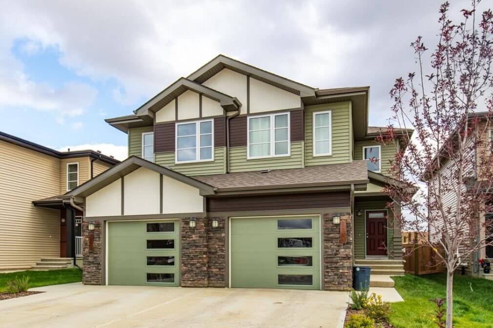 Plank Siding - Steel LUX and Vinyl Gentek Siding contractors in Winnipeg, MB - working with siding planks, panels, shingles
