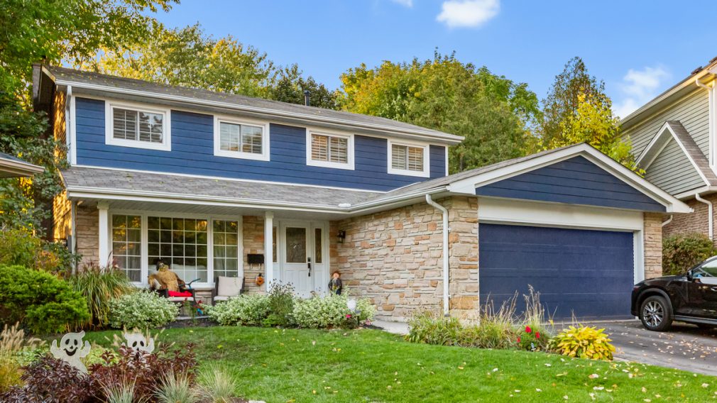 James Hardie Plank Siding (Deep Ocean) Siding contractors in Pittsburgh, PA - working with siding lap, panels, and shingles. Installation and repair