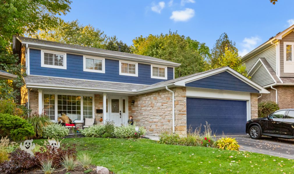 James Hardie Plank Siding in Deep Ocean Siding contractors in Ottawa, ON - working with siding planks, panels, shingles