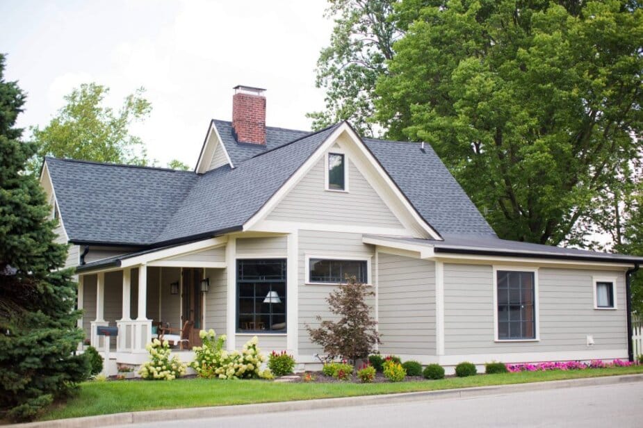 Siding contractors in Dallas, TX - working with siding planks, panels, shingles