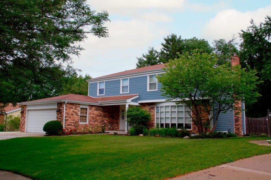 Siding contractors in London - working with siding planks, panels, shingles