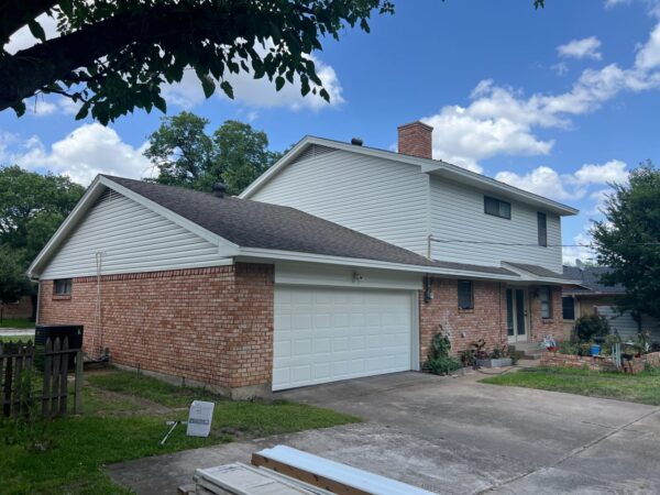ProVia HeartTech D5 DL in Linen color siding installation