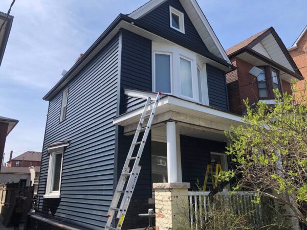 Vinyl laps D5” bevel in Marine Dusk siding installation