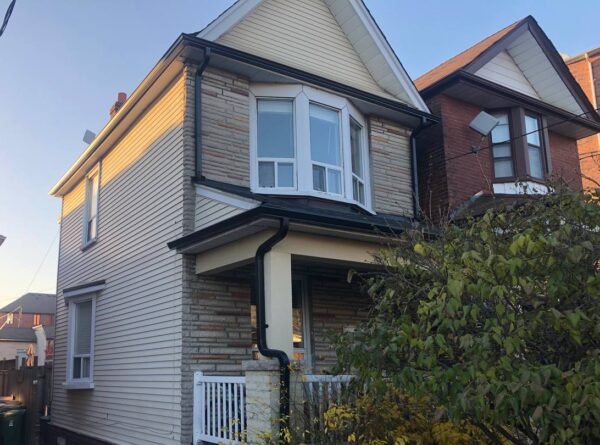 Vinyl laps D5” bevel in Marine Dusk siding installation