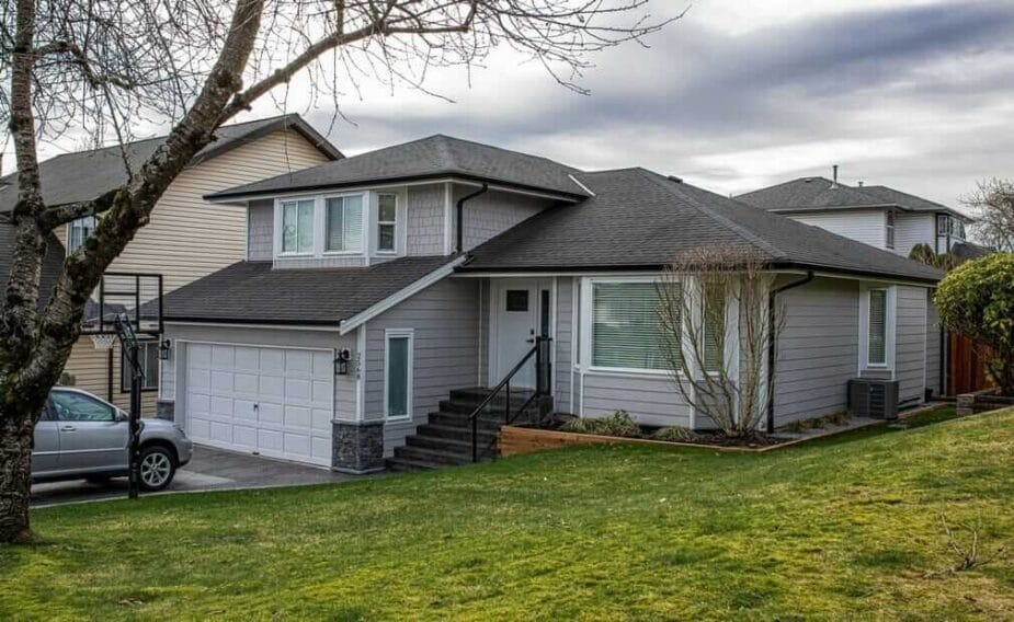 Siding contractors in Maple Ridge - working with siding planks, panels, shingles